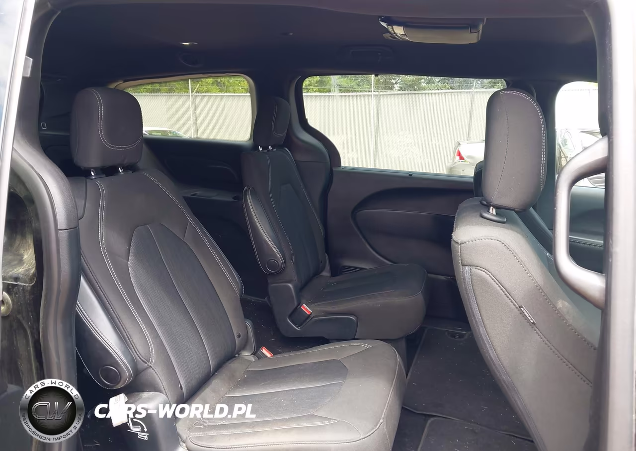 2020 Chrysler Pacifica Touring VIN:2C4RC1FG0LR150483 - 8