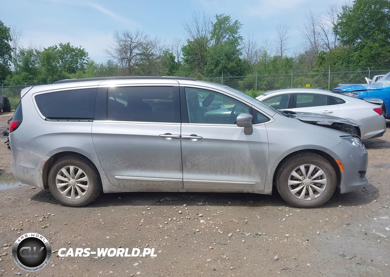 2017 Chrysler Pacifica Touring-L VIN:2C4RC1BG4HR734303 - 13