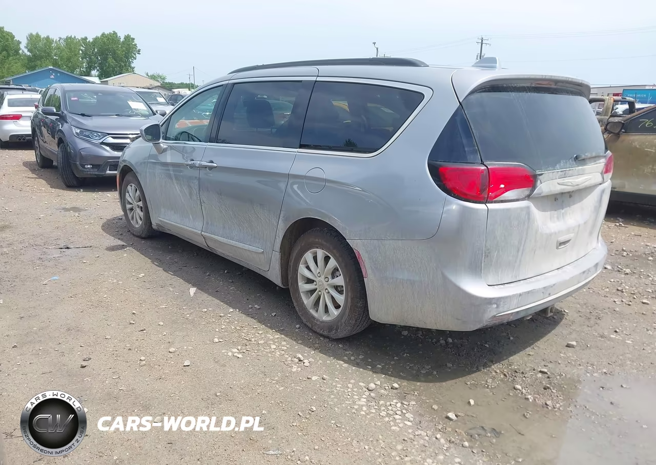 2017 Chrysler Pacifica Touring-L VIN:2C4RC1BG4HR734303 - 3