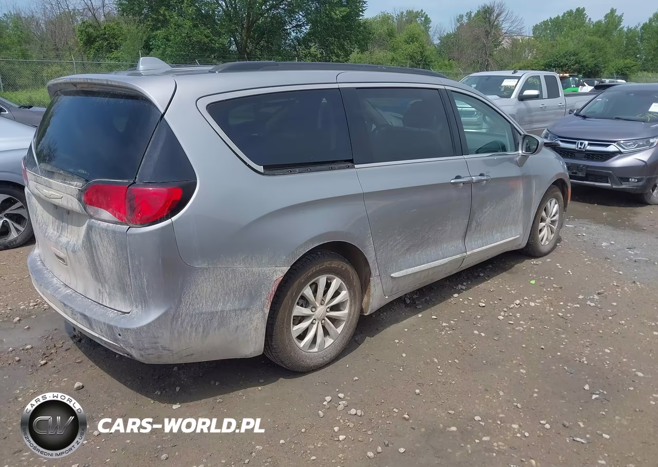 2017 Chrysler Pacifica Touring-L VIN:2C4RC1BG4HR734303 - 4