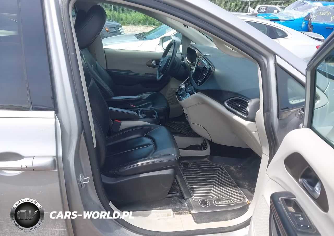 2017 Chrysler Pacifica Touring-L VIN:2C4RC1BG4HR734303 - 5
