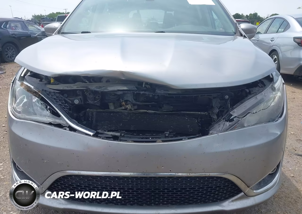 2017 Chrysler Pacifica Touring-L VIN:2C4RC1BG4HR734303 - 6