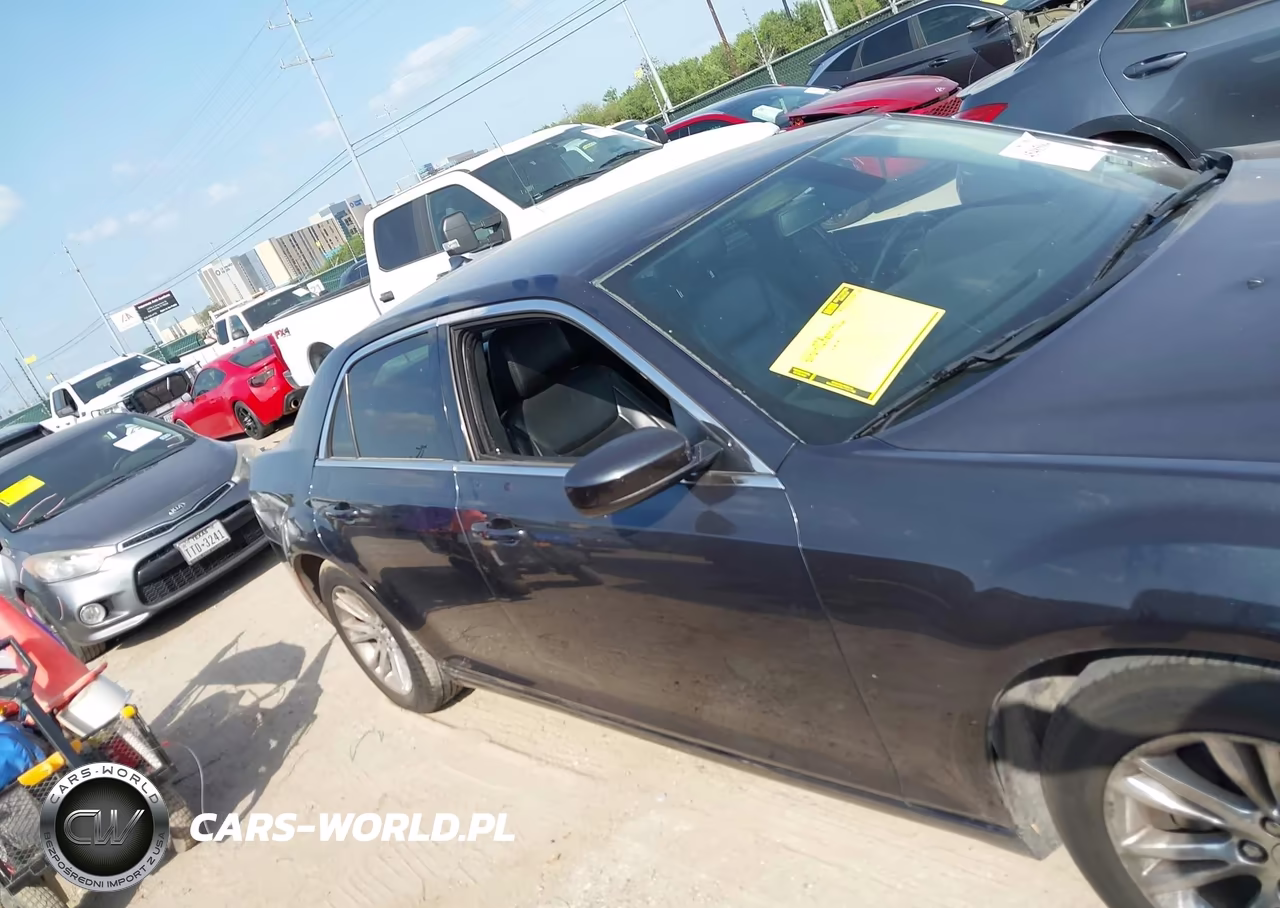 2018 Chrysler 300 Touring L VIN:2C3CCAAG3JH140499 - 14