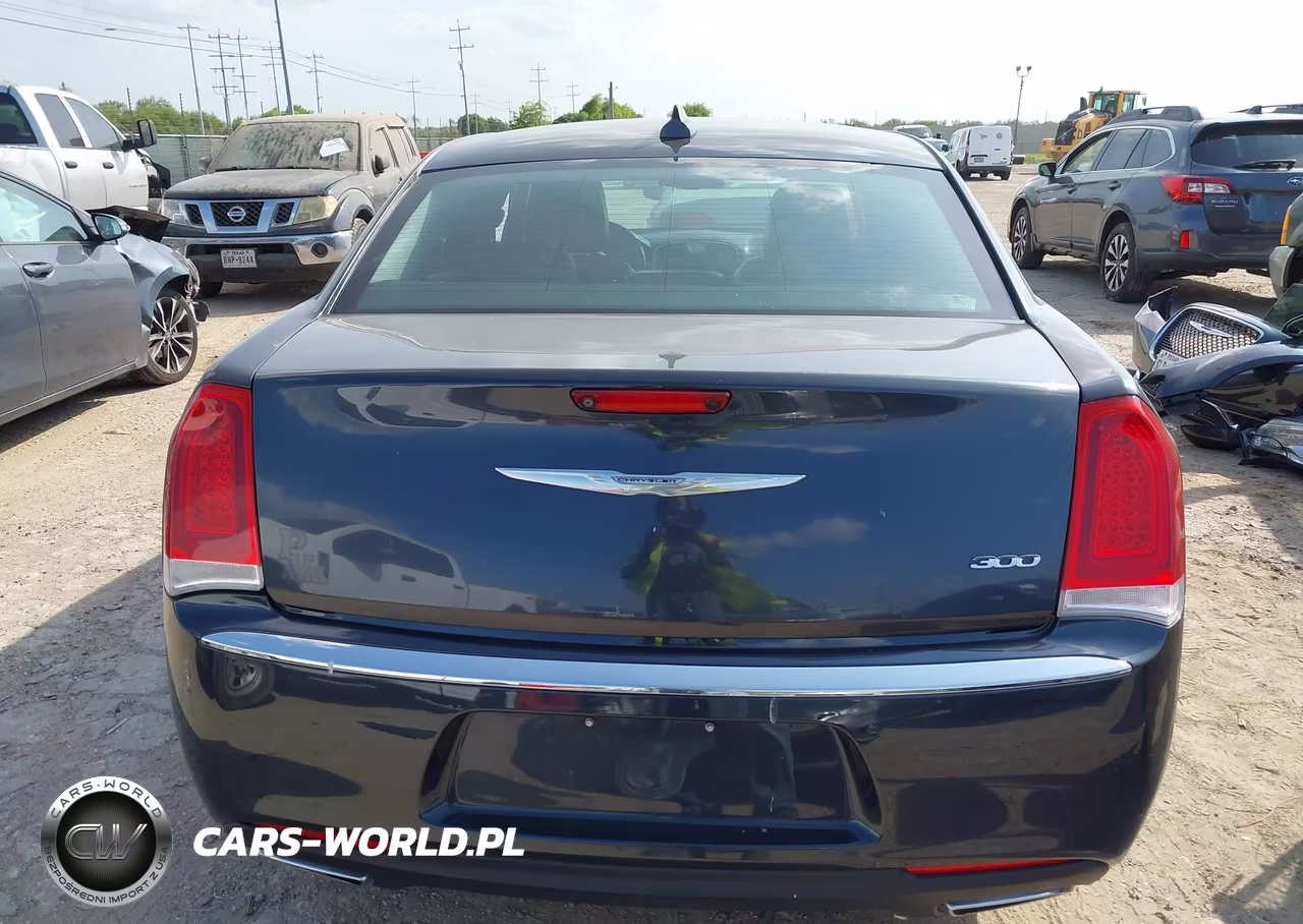2018 Chrysler 300 Touring L VIN:2C3CCAAG3JH140499 - 17