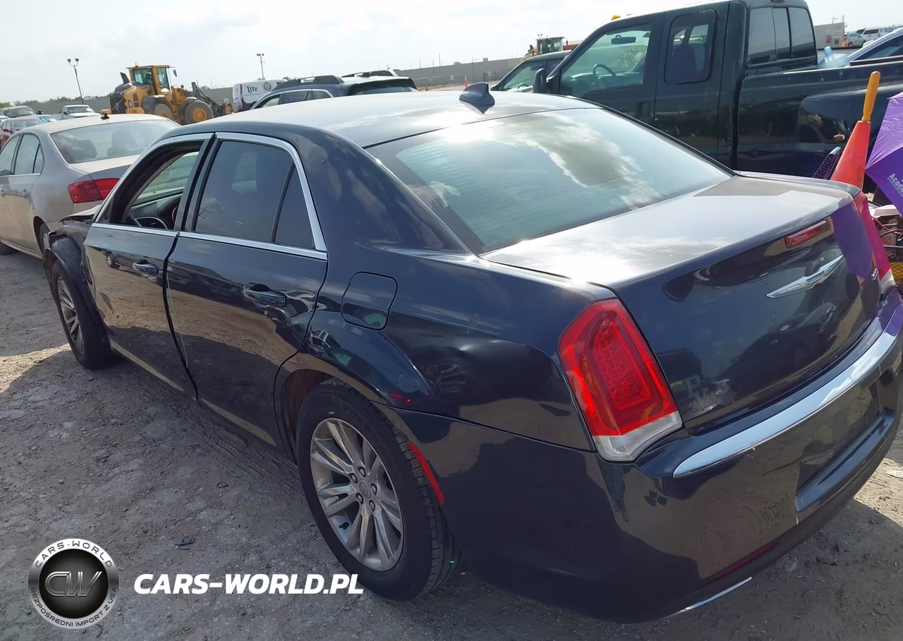 2018 Chrysler 300 Touring L VIN:2C3CCAAG3JH140499 - 3