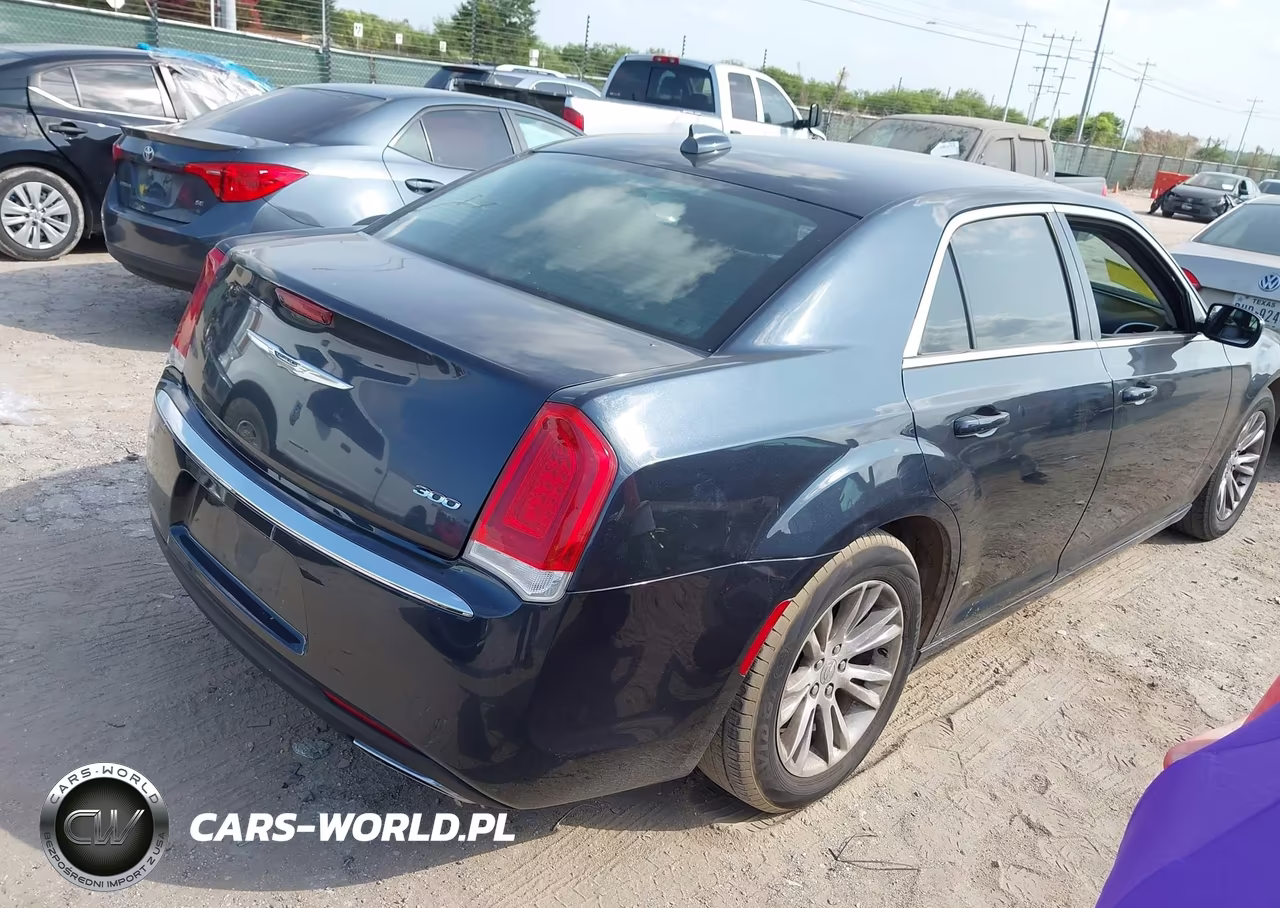 2018 Chrysler 300 Touring L VIN:2C3CCAAG3JH140499 - 4