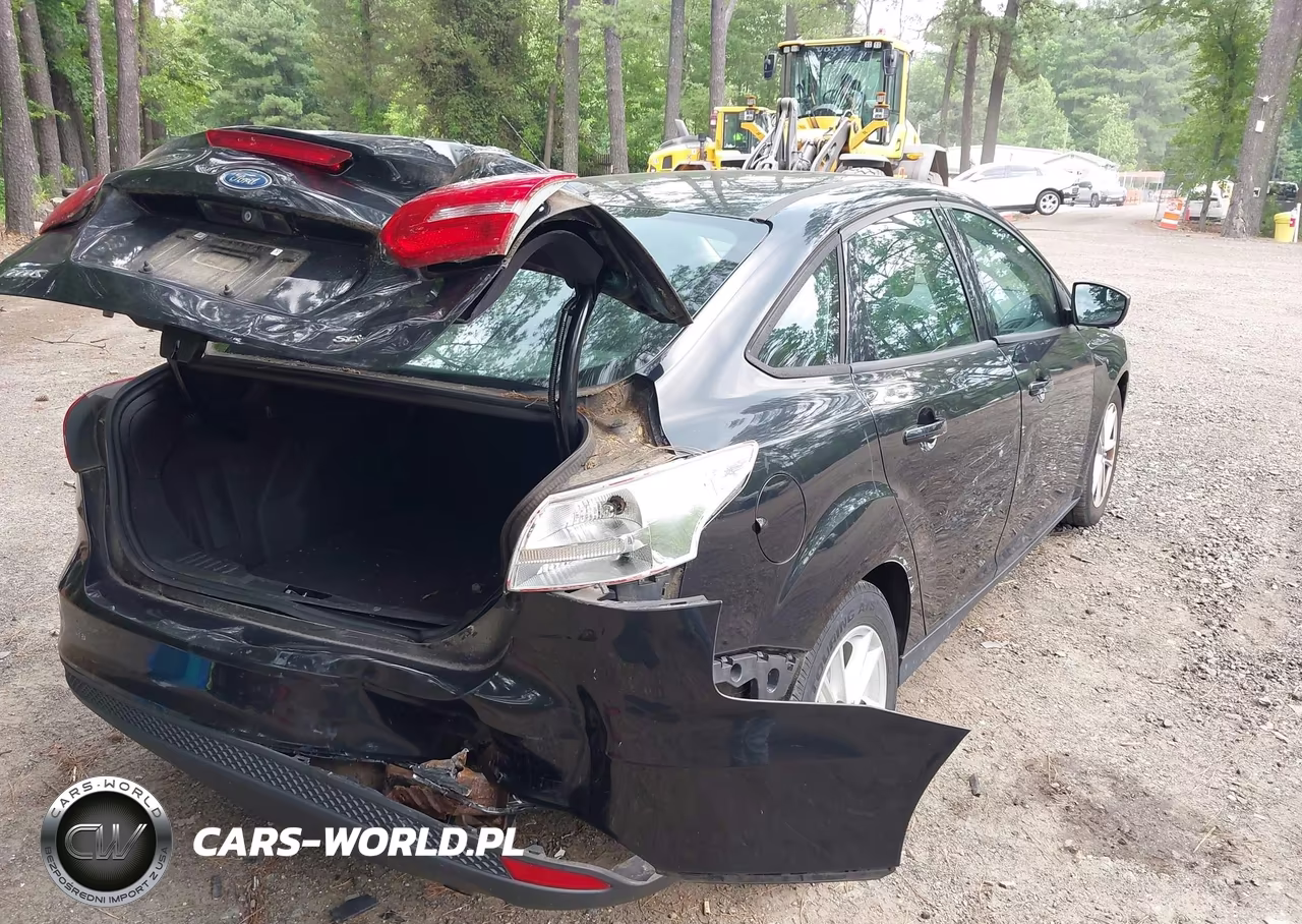 2015 Ford Focus Se VIN:1FADP3F28FL243222 - 4