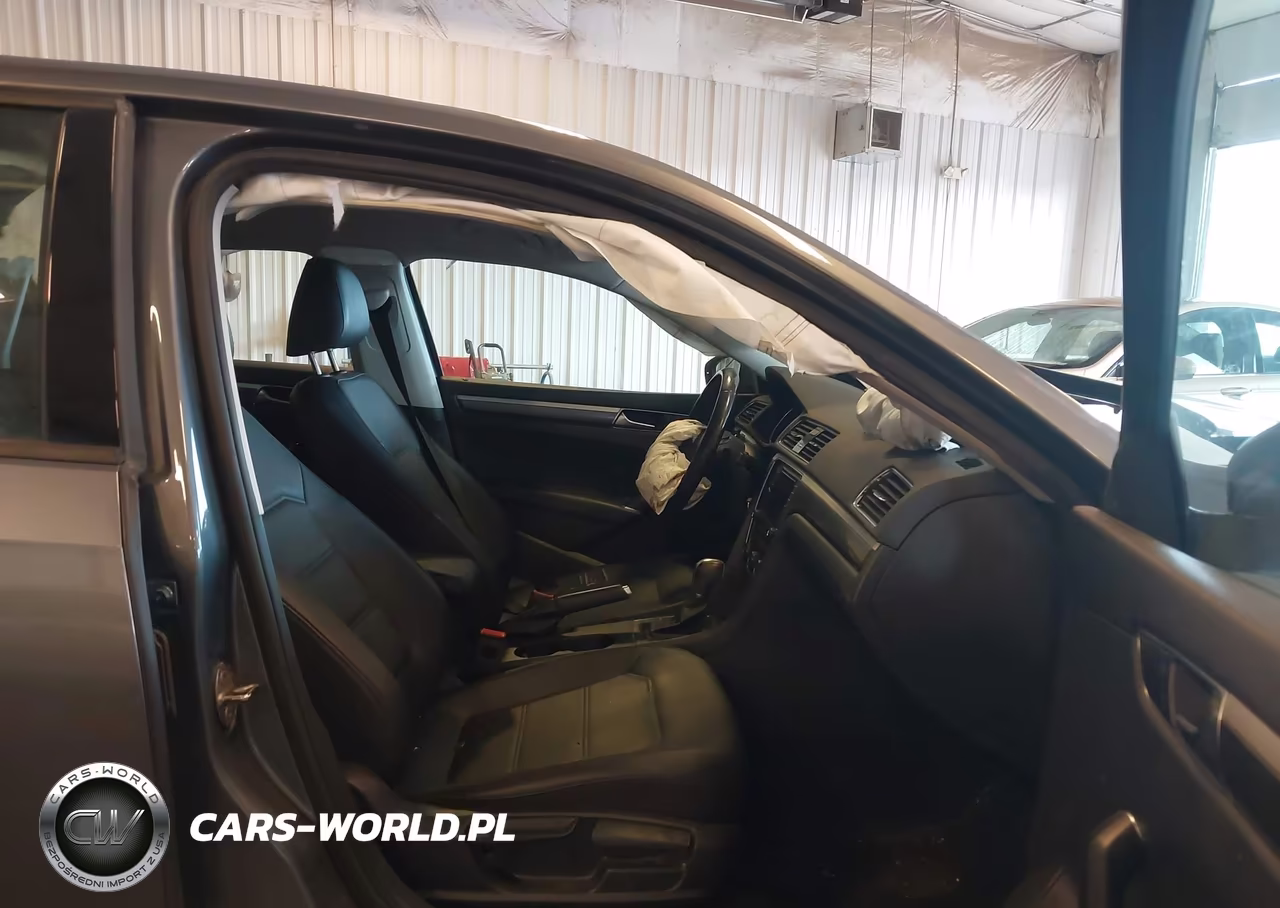 2018 Volkswagen Passat 2.0T R-Line-2.0T S VIN:1VWAA7A31JC020922 - 5