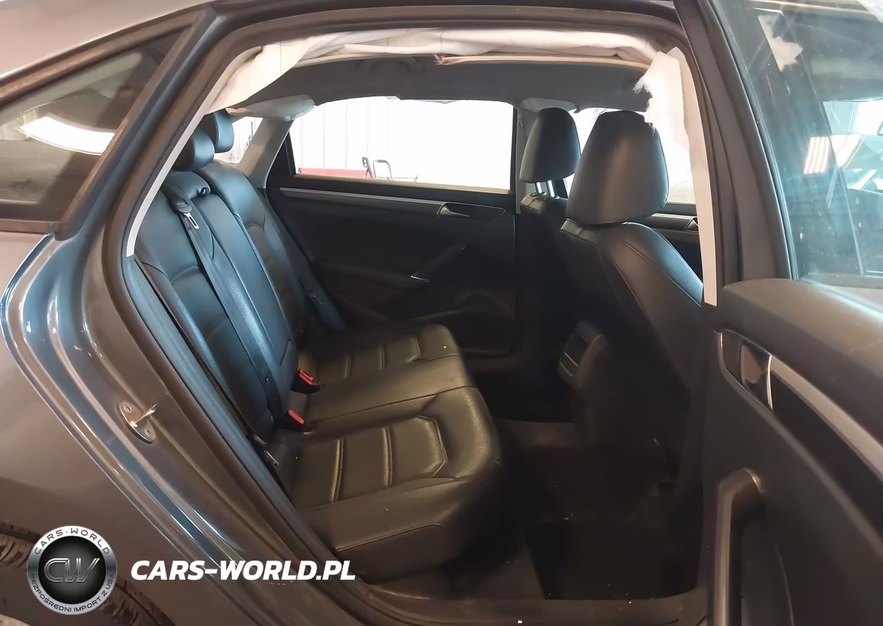 2018 Volkswagen Passat 2.0T R-Line-2.0T S VIN:1VWAA7A31JC020922 - 8