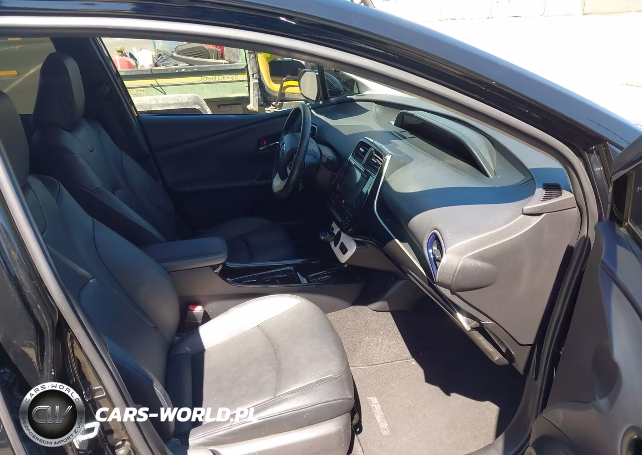 2017 Toyota Prius Four Touring VIN:JTDKARFU1H3037458 - 5