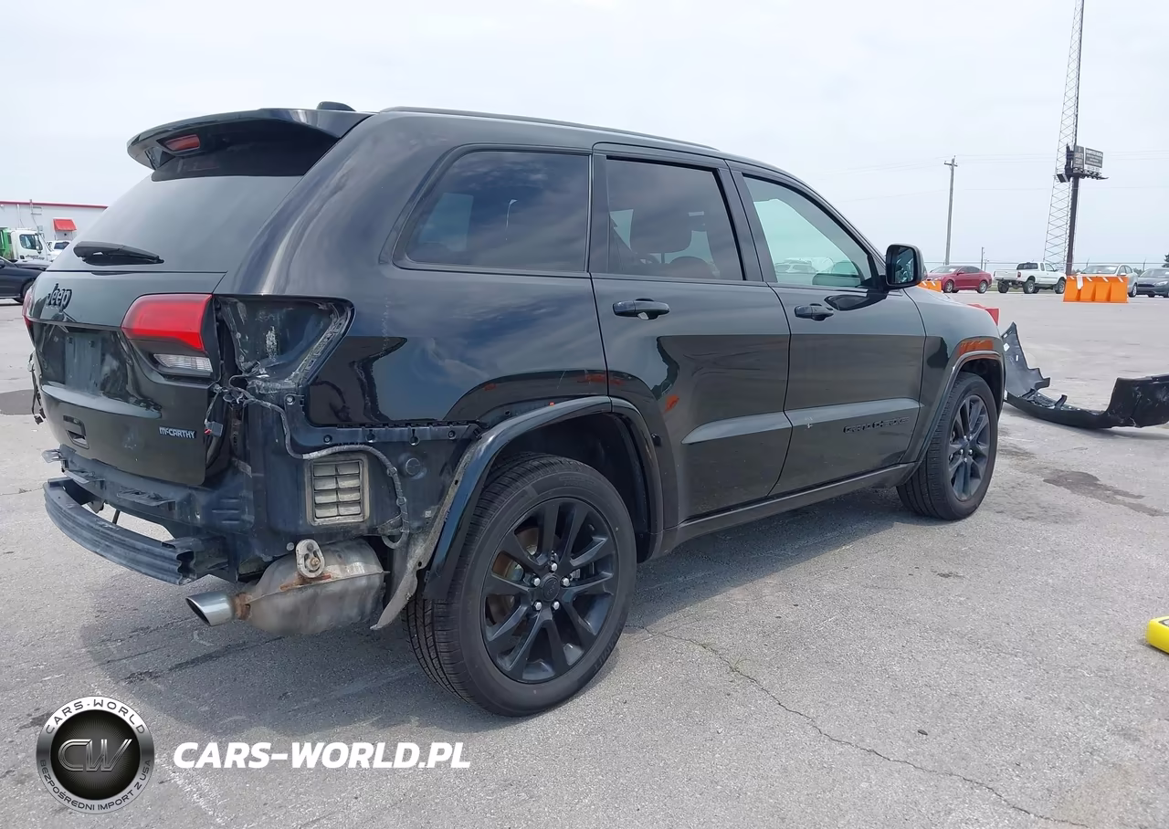 2017 Jeep Grand Cherokee Altitude 4X4 VIN:1C4RJFAG8HC867174 - 4