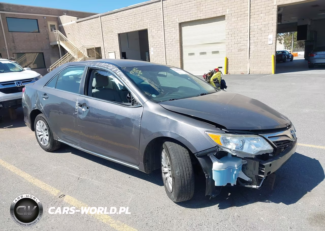2013 Toyota Camry Le – zdjęcie 1 z 18
