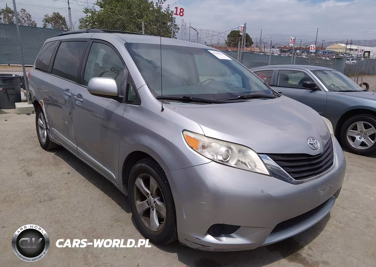 2012 Toyota Sienna Le V6 8 Passenger