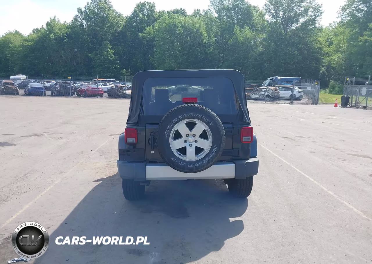 2010 Jeep Wrangler Unlimited Sahara VIN:1J4HA5H14AL125667 - 16