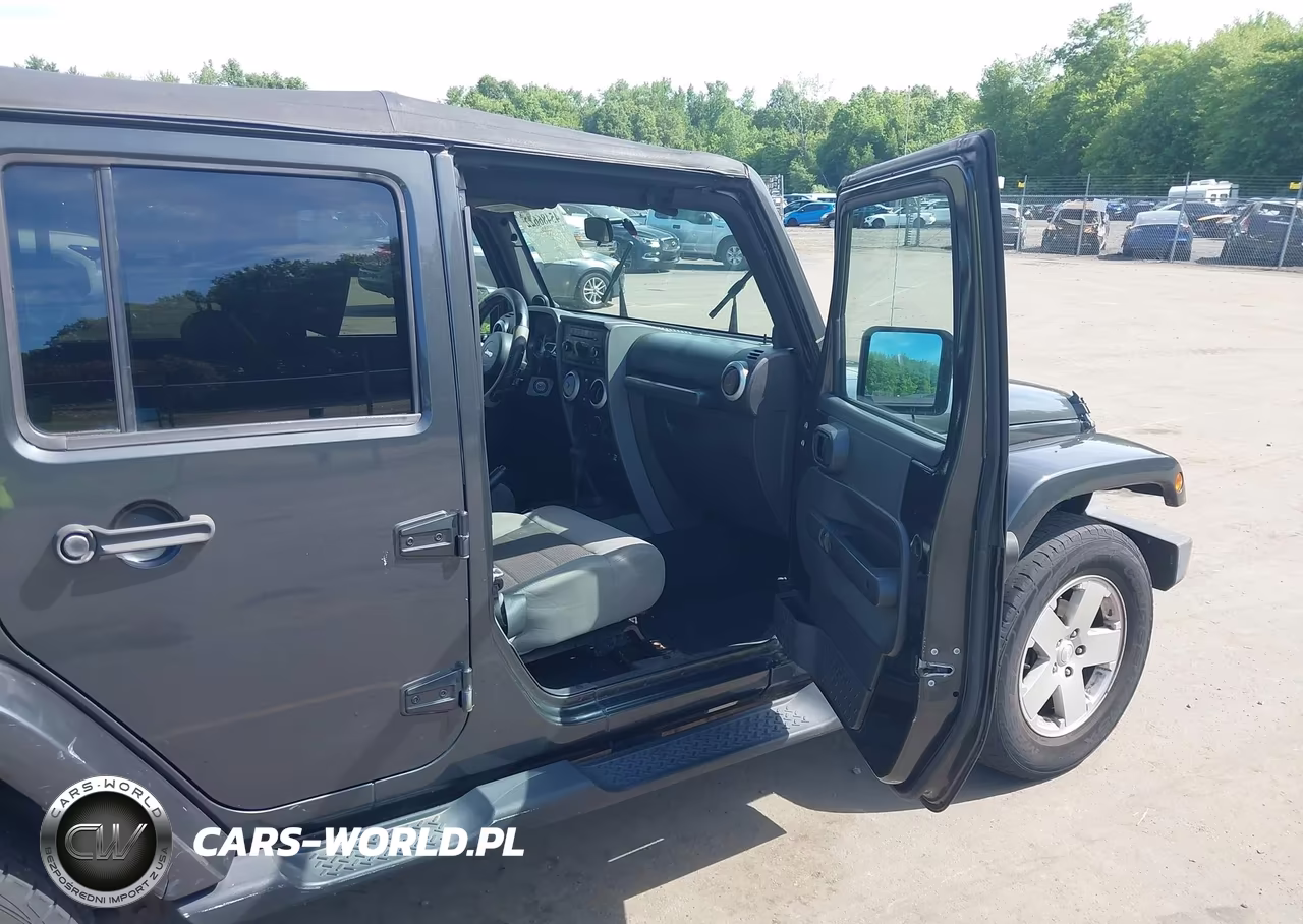 2010 Jeep Wrangler Unlimited Sahara VIN:1J4HA5H14AL125667 - 5