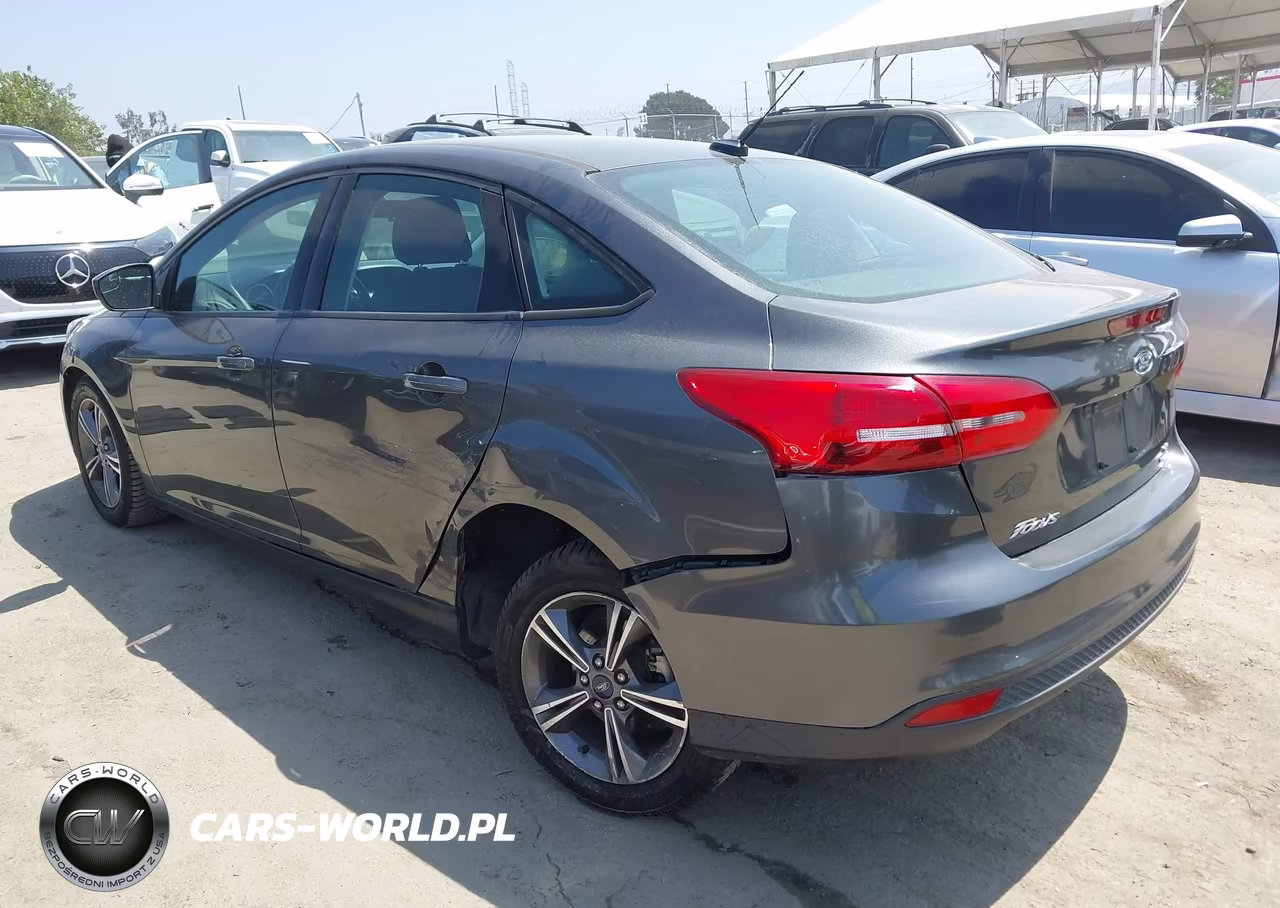 2018 Ford Focus Se VIN:1FADP3FE3JL209062 - 3