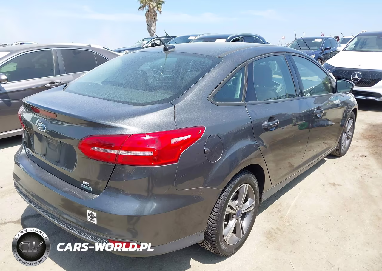 2018 Ford Focus Se VIN:1FADP3FE3JL209062 - 4