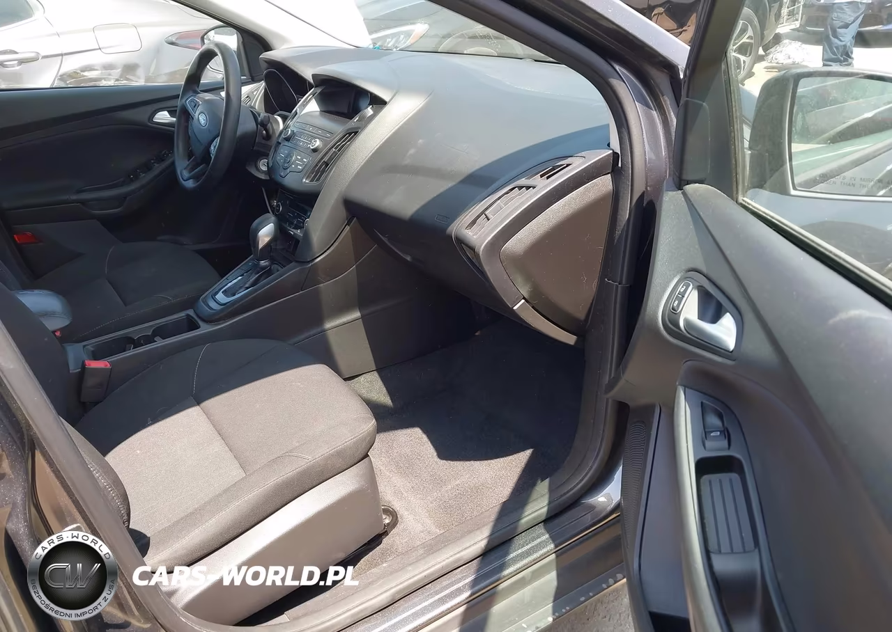 2018 Ford Focus Se VIN:1FADP3FE3JL209062 - 5