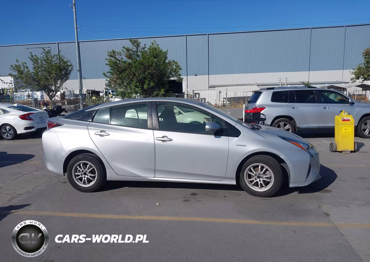 2018 Toyota Prius Three VIN:JTDKARFU3J3067132 - 13