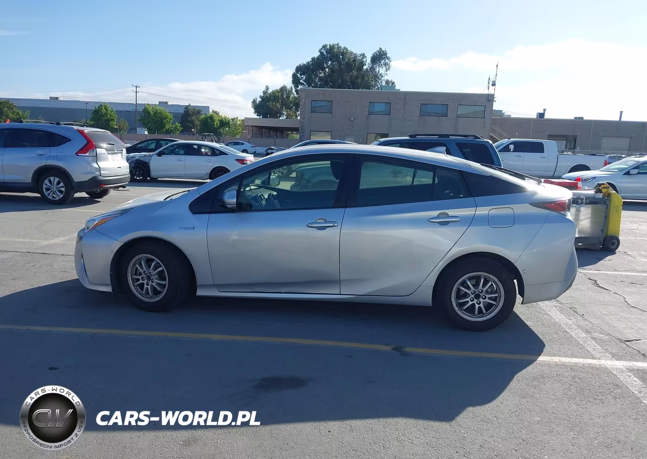 2018 Toyota Prius Three VIN:JTDKARFU3J3067132 - 14