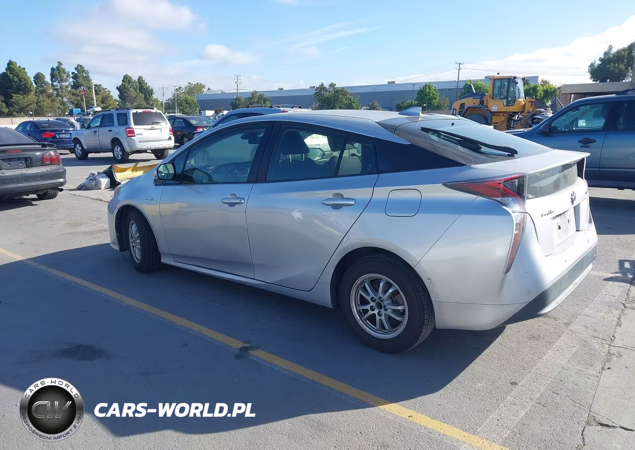 2018 Toyota Prius Three VIN:JTDKARFU3J3067132 - 3