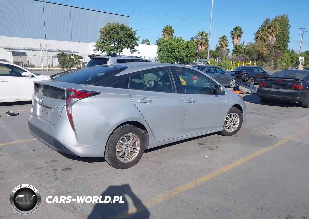 2018 Toyota Prius Three VIN:JTDKARFU3J3067132 - 4