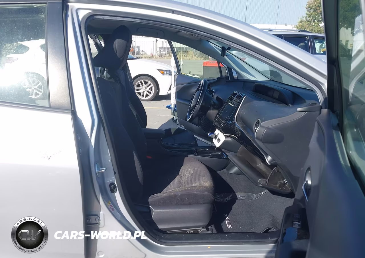 2018 Toyota Prius Three VIN:JTDKARFU3J3067132 - 5