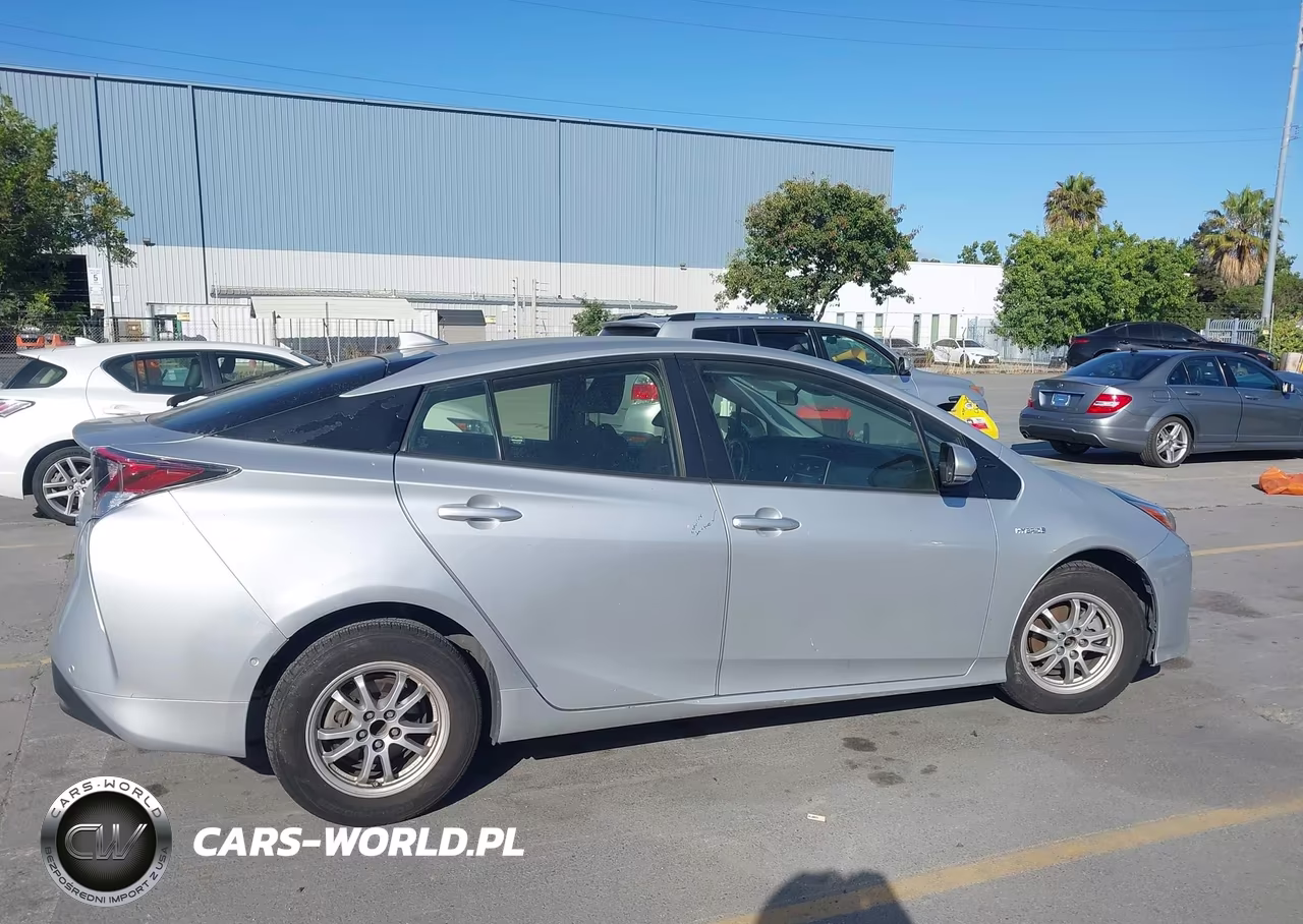 2018 Toyota Prius Three VIN:JTDKARFU3J3067132 - 6
