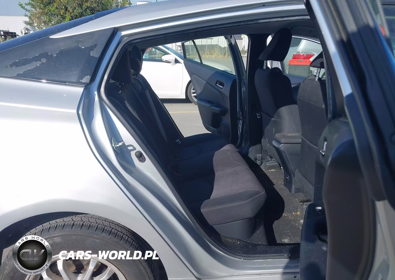 2018 Toyota Prius Three VIN:JTDKARFU3J3067132 - 8