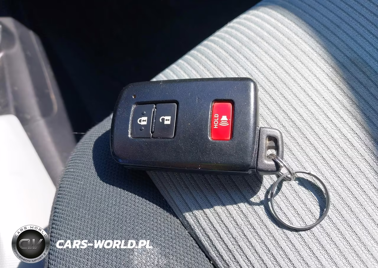 2013 Toyota Prius C Three VIN:JTDKDTB34D1048008 - 11