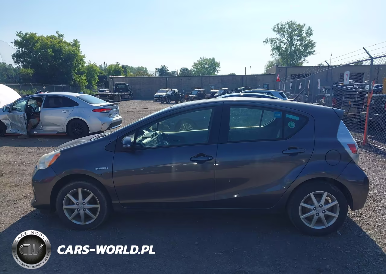 2013 Toyota Prius C Three VIN:JTDKDTB34D1048008 - 14