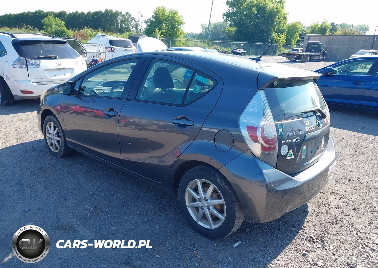 2013 Toyota Prius C Three VIN:JTDKDTB34D1048008 - 3