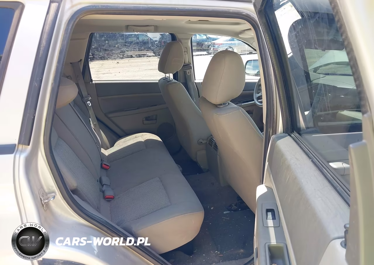 2007 Jeep Grand Cherokee Laredo VIN:1J8HR48P37C695609 - 8