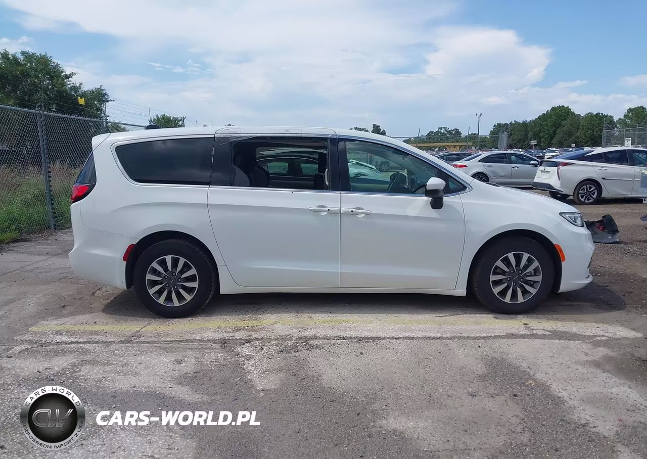 2023 Chrysler Pacifica Hybrid Touring L VIN:2C4RC1L72PR575813 - 13