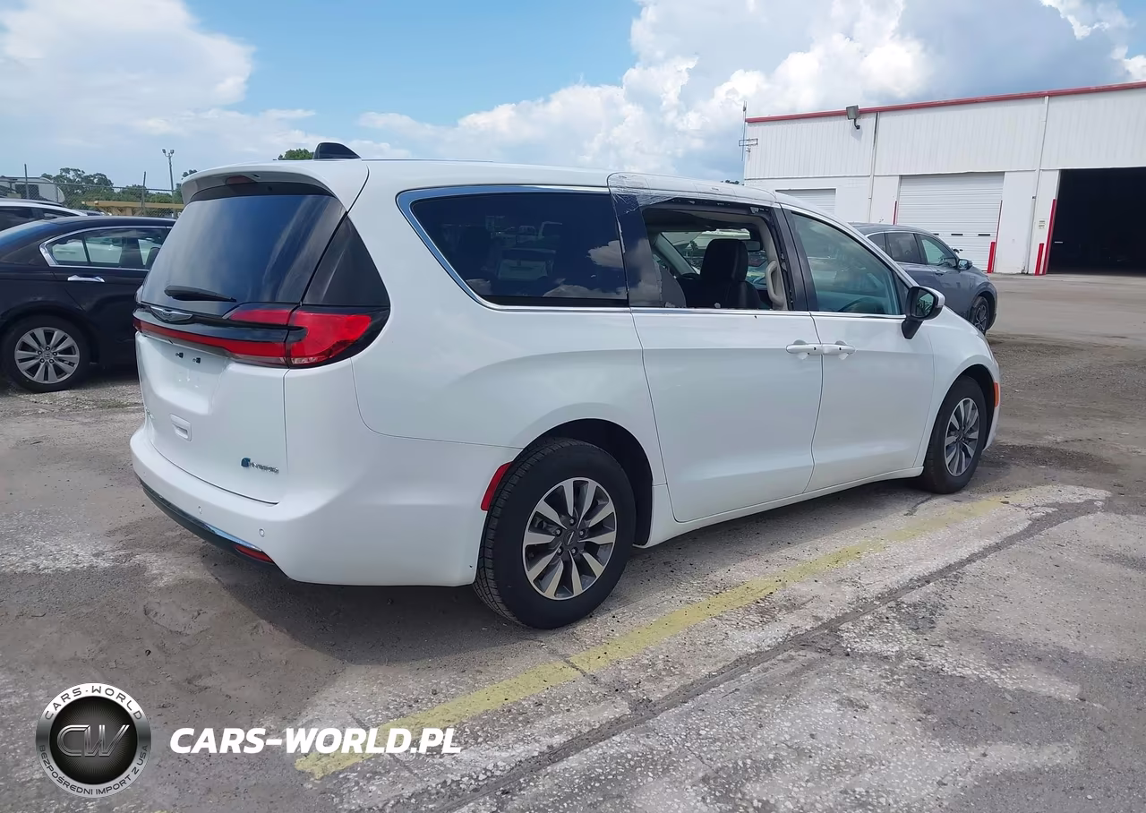 2023 Chrysler Pacifica Hybrid Touring L VIN:2C4RC1L72PR575813 - 4