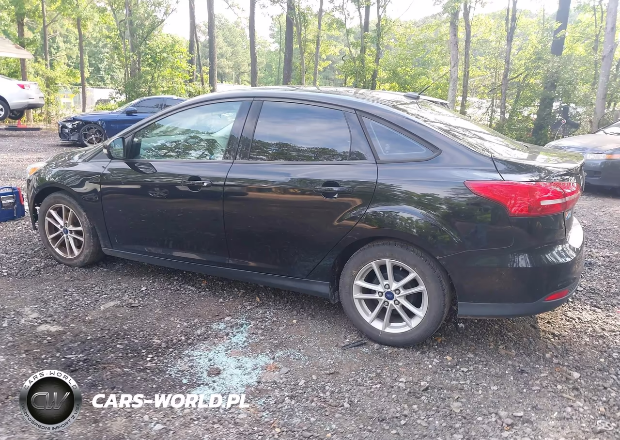 2017 Ford Focus Se VIN:1FADP3F28HL266549 - 3