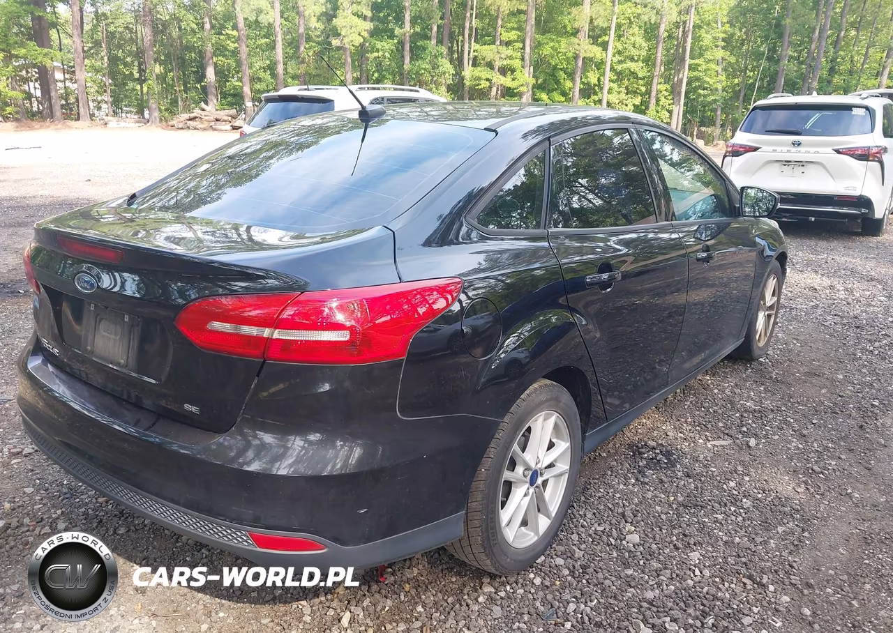 2017 Ford Focus Se VIN:1FADP3F28HL266549 - 4