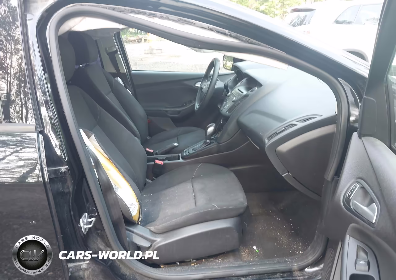 2017 Ford Focus Se VIN:1FADP3F28HL266549 - 5