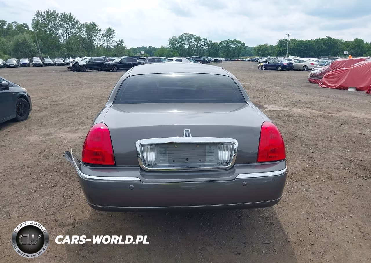 2003 Lincoln Town Car Executive VIN:1LNHM81W03Y610510 - 16
