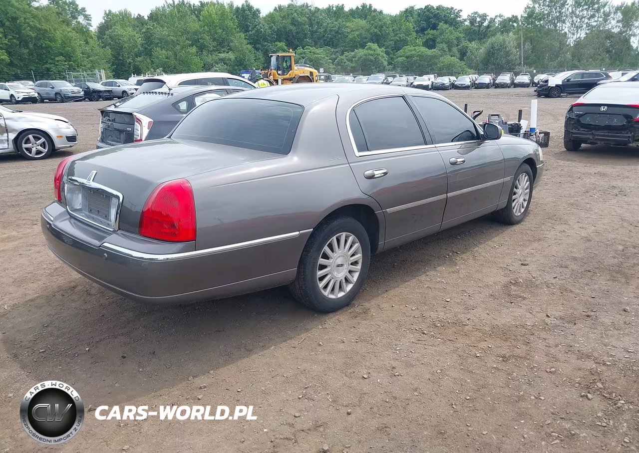 2003 Lincoln Town Car Executive VIN:1LNHM81W03Y610510 - 4