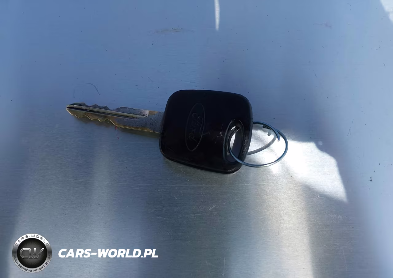 2000 Lincoln Town Car Signature VIN:1LNHM82W8YY827390 - 11