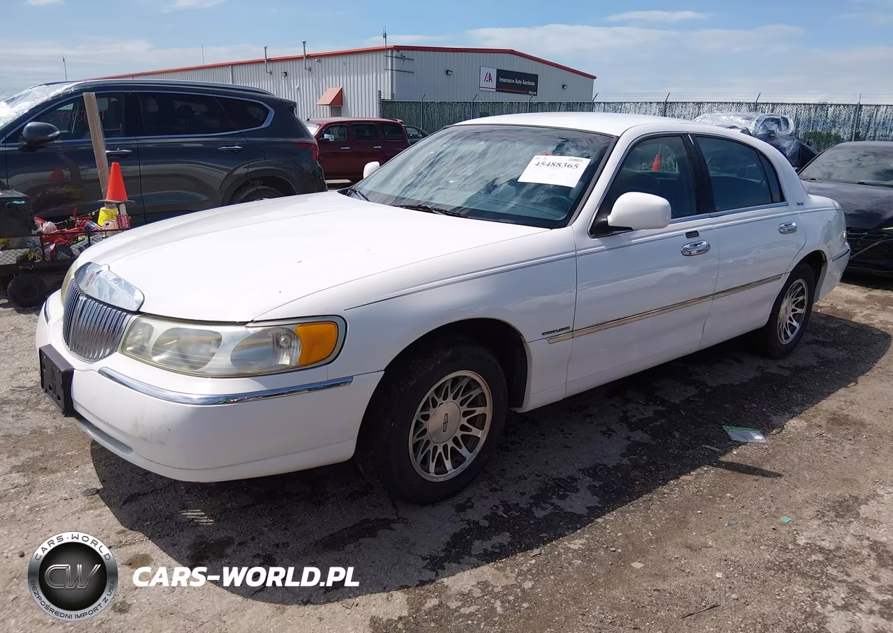 2000 Lincoln Town Car Signature VIN:1LNHM82W8YY827390 - 2