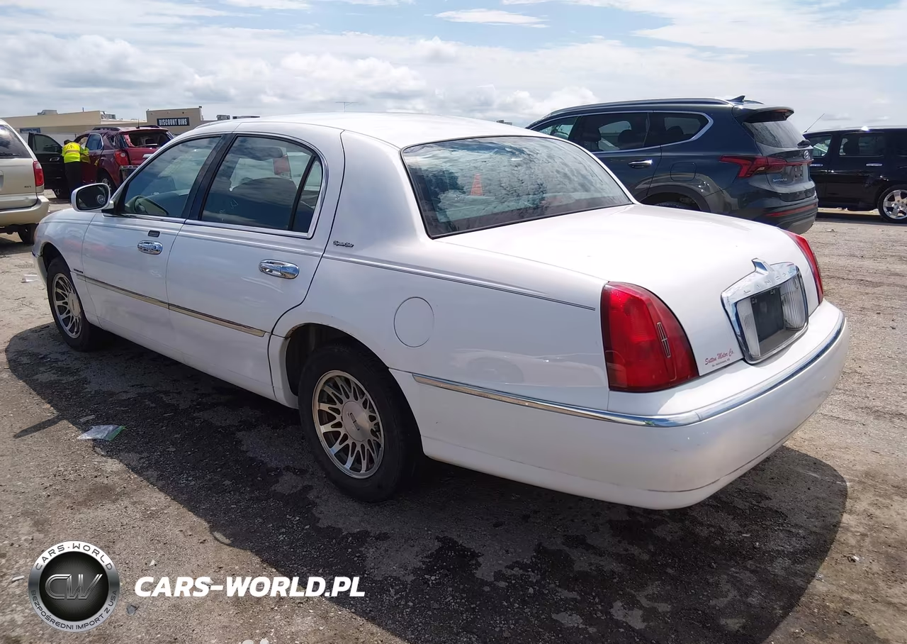 2000 Lincoln Town Car Signature VIN:1LNHM82W8YY827390 - 3