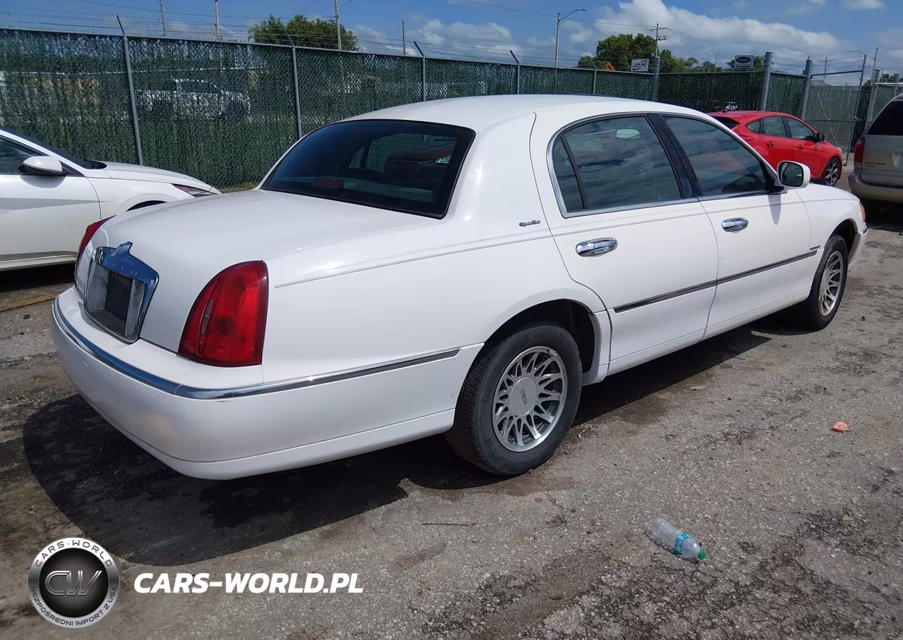 2000 Lincoln Town Car Signature VIN:1LNHM82W8YY827390 - 4