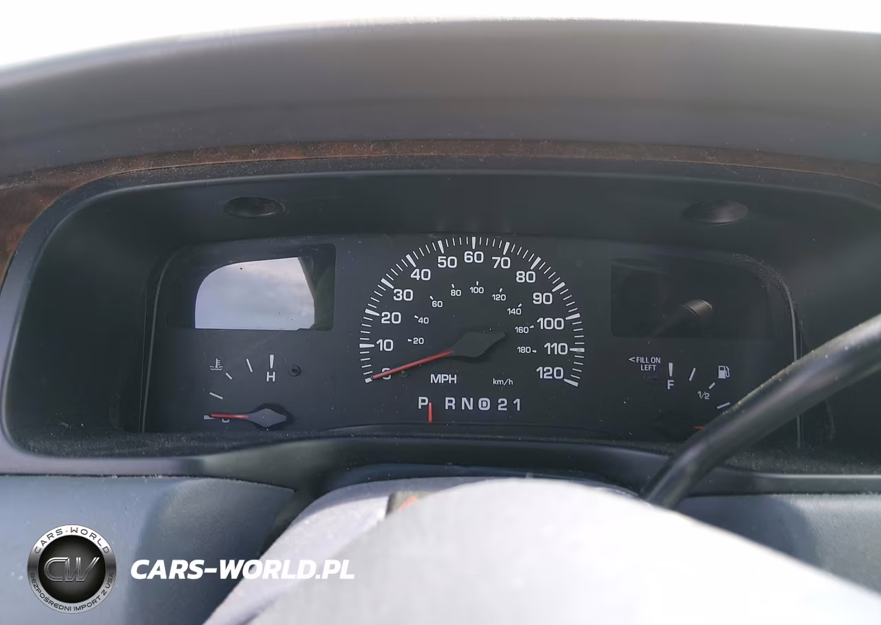 2000 Lincoln Town Car Signature VIN:1LNHM82W8YY827390 - 7
