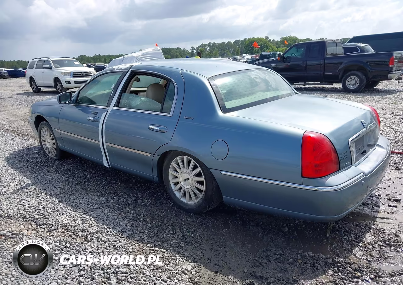 2004 Lincoln Town Car Signature VIN:1LNHM81W34Y635306 - 3
