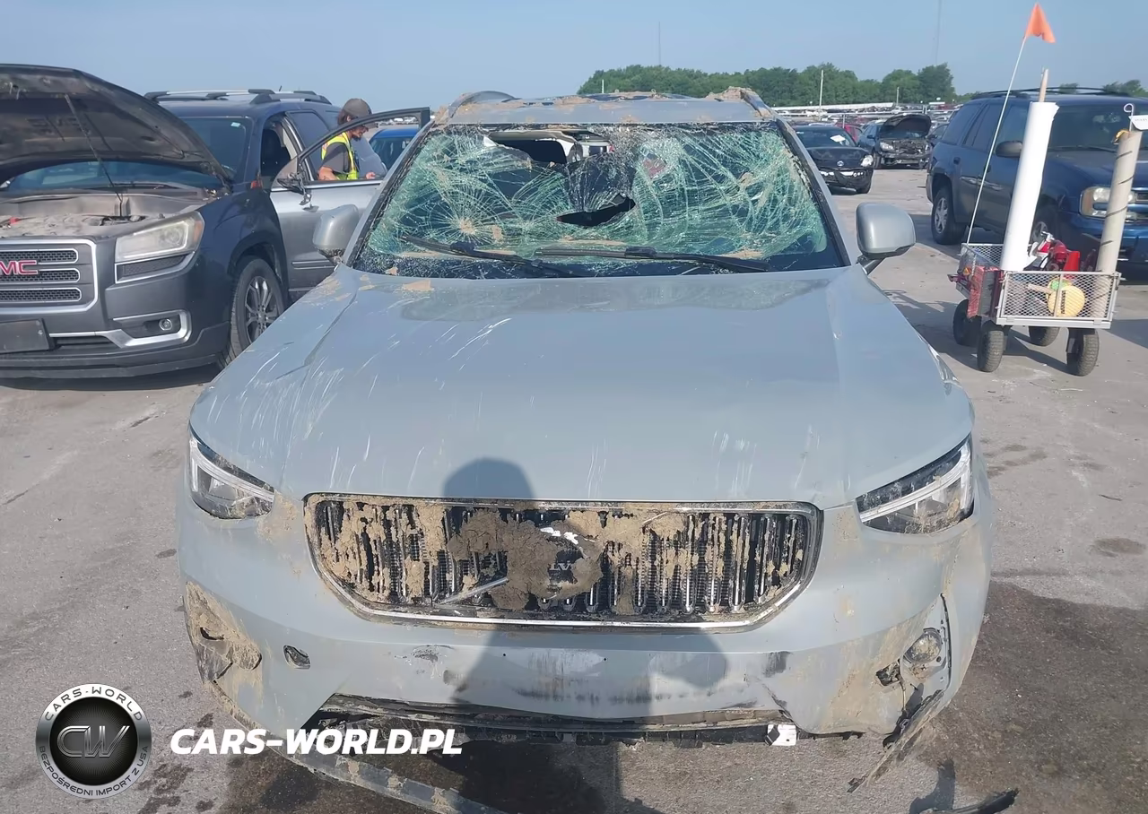 2025 Volvo Xc40 B5 Plus Bright Theme VIN:YV4L12UE8S2482054 - 11