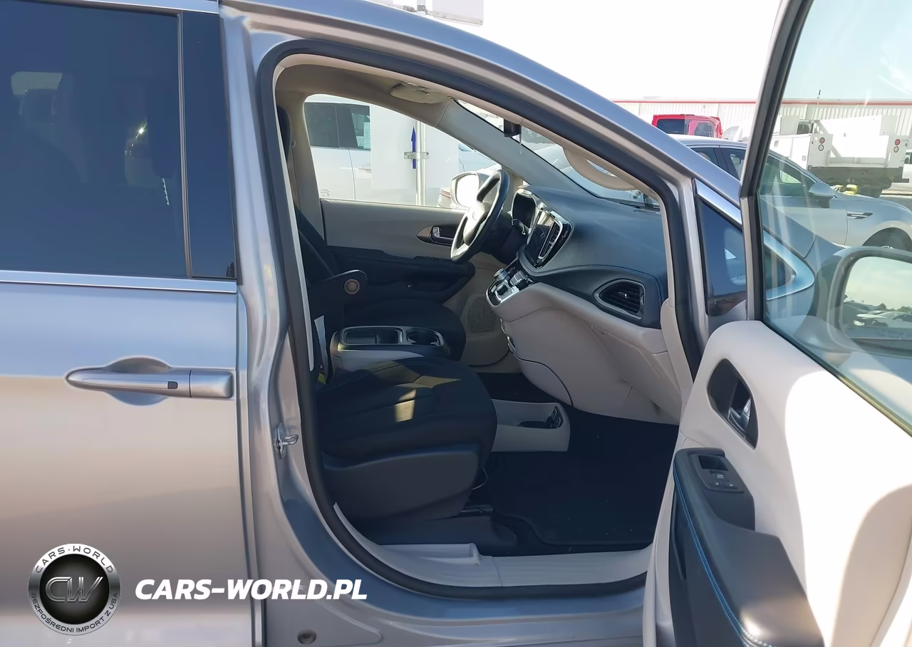 2021 Chrysler Pacifica Hybrid Touring VIN:2C4RC1R75MR585688 - 5