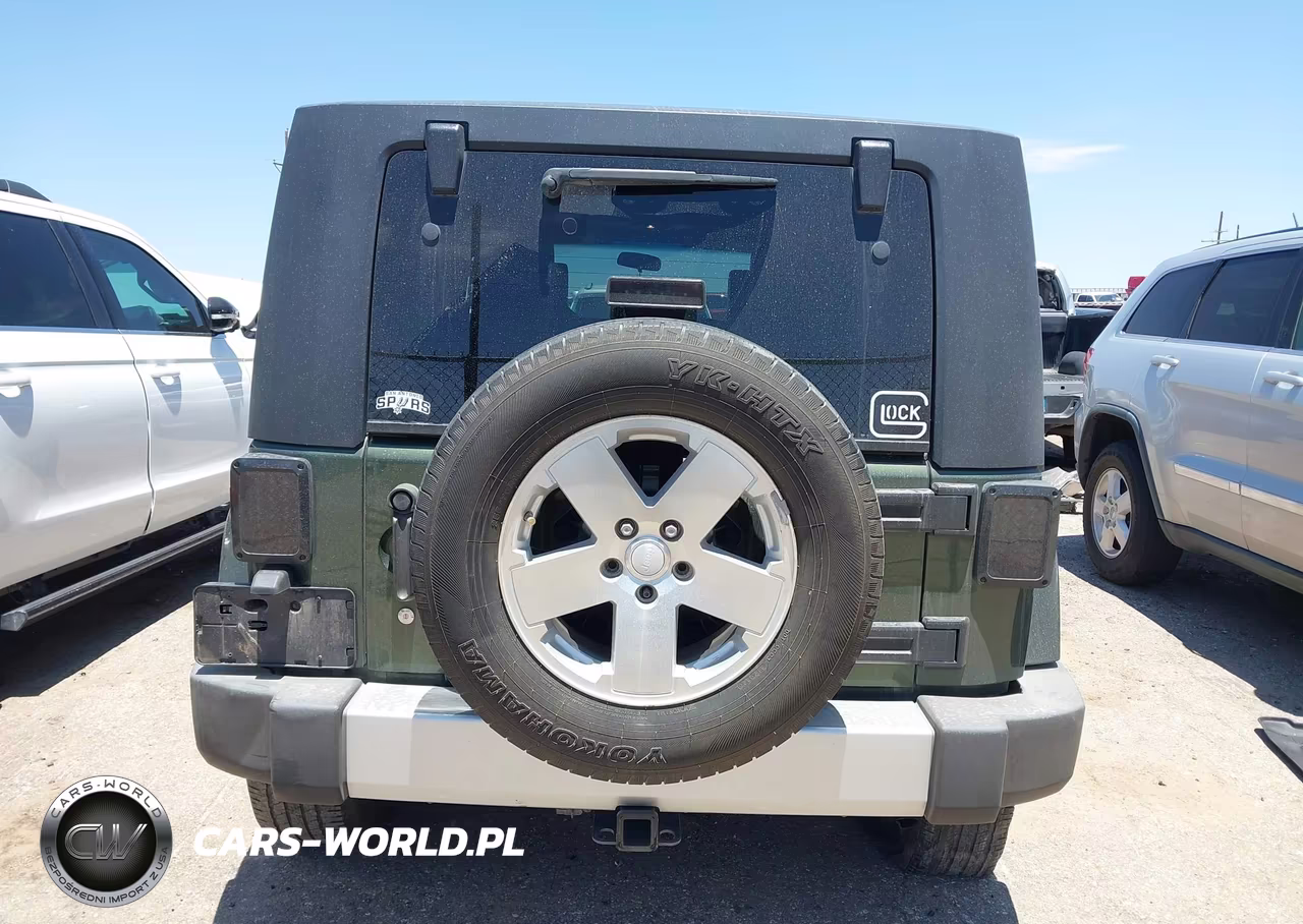 2008 Jeep Wrangler Unlimited Sahara VIN:1J4GA59168L623647 - 17