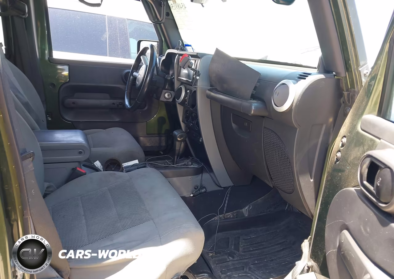 2008 Jeep Wrangler Unlimited Sahara VIN:1J4GA59168L623647 - 5